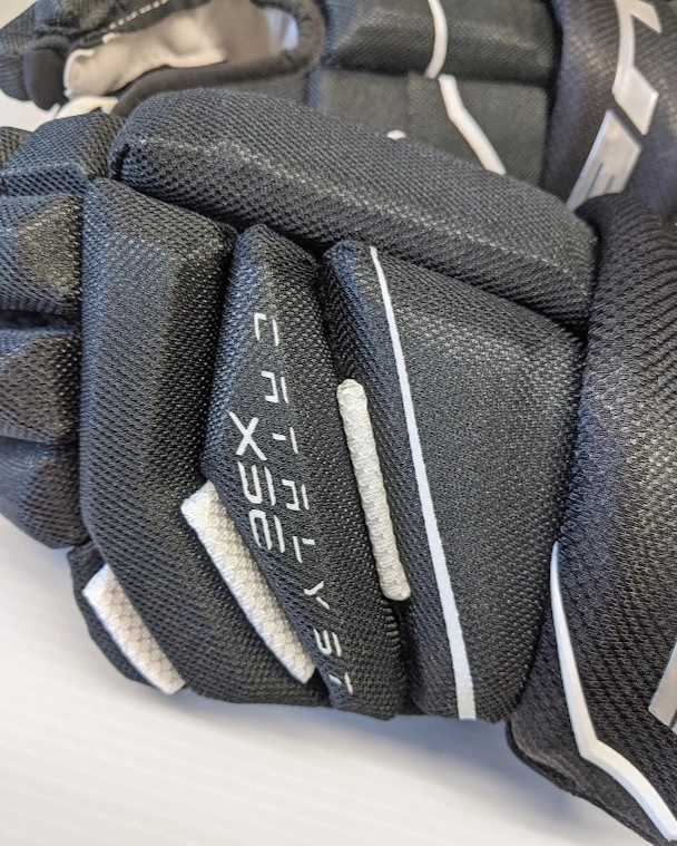 2021 TRUE HG CATALYST XSE JR HOCKEY GLOVES 2 2021 TRUE HG CATALYST XSE JR HOCKEY GLOVES - Image 2